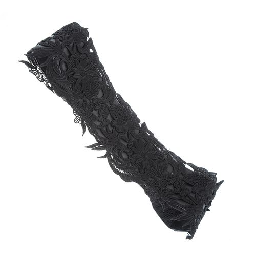 Curea neagra, dantela aplicata