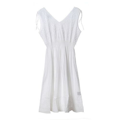 Rochie alba cu flori brodate.